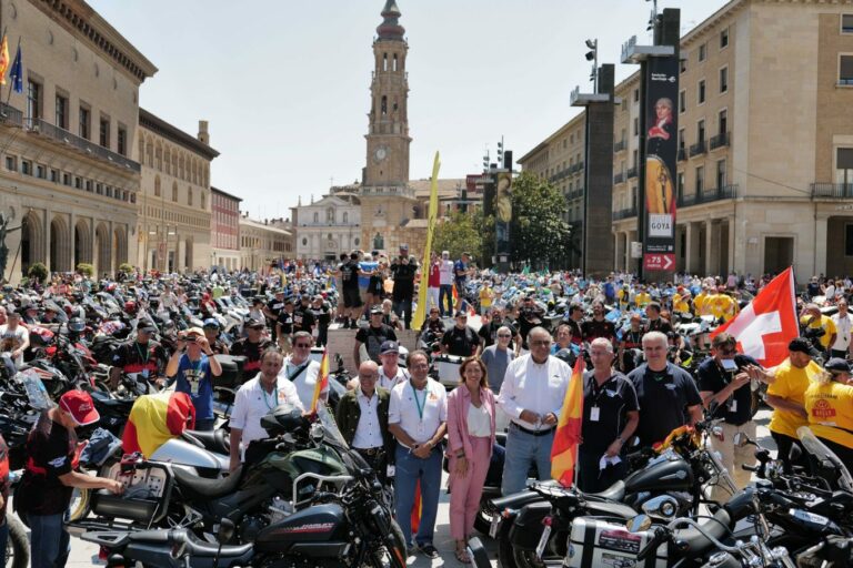 Cerca de mil motos del FIM Rally llenan Zaragoza