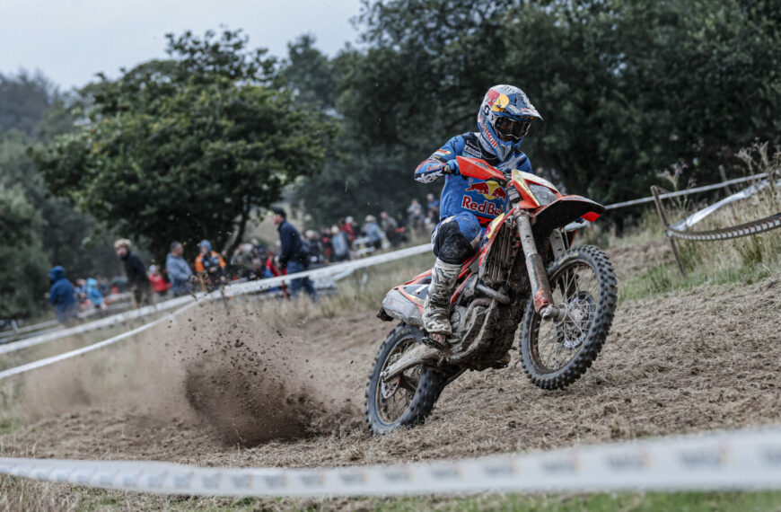 García arrasa y el equipo Equipo Nacional brilla en el EnduroGP de Gales