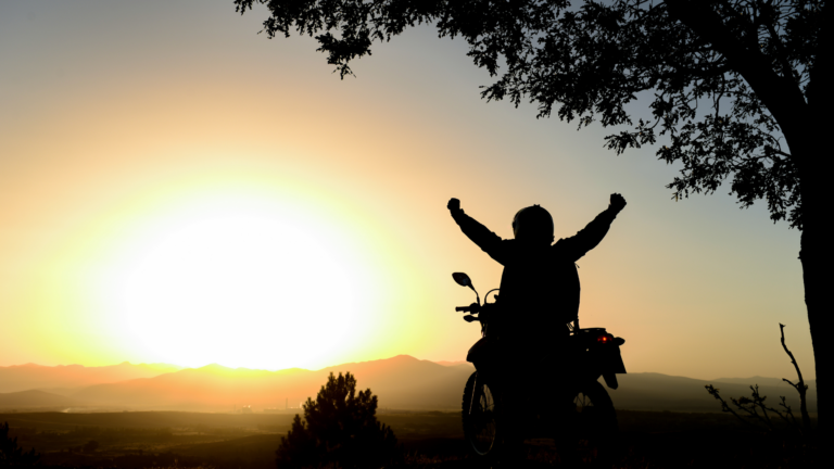 Guía completa de seguridad vial: cómo preparar tu motocicleta para los grandes viajes de verano