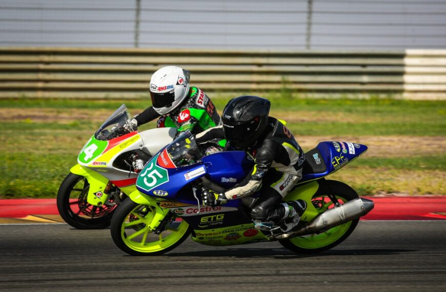 El ESBK vive una segunda jornada de fotos finish y remontadas en MotorLand Aragón